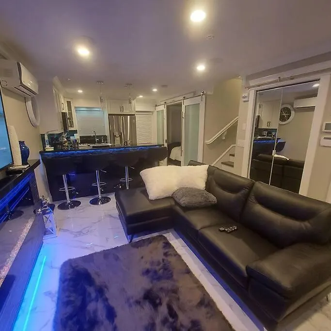 Beautiful Bright 3 Bed Townhouse Apartment Vancouver