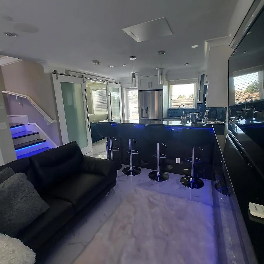 Beautiful Bright 3 Bed Townhouse Apartment Vancouver Canada
