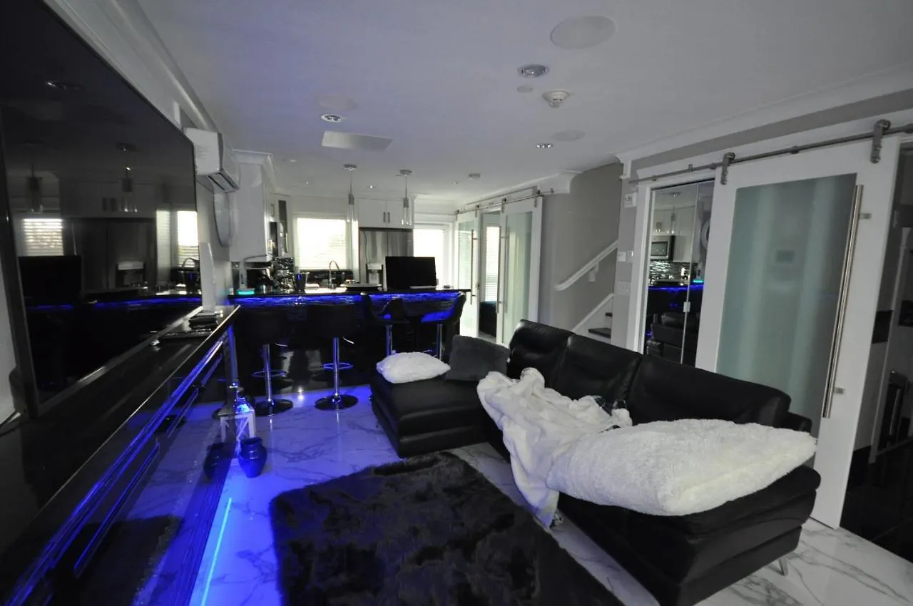 Beautiful Bright 3 Bed Townhouse Apartment Vancouver Canada