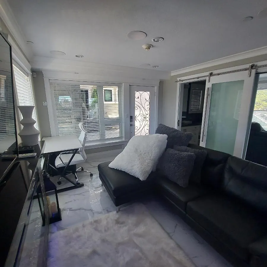Beautiful Bright 3 Bed Townhouse Apartment Vancouver Canada